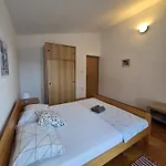 Manu *